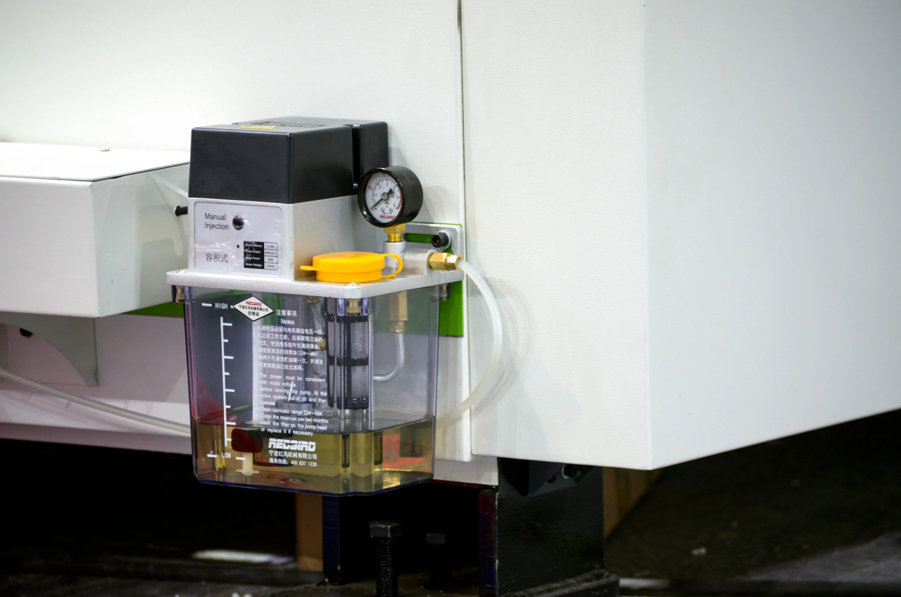 1500*3000mm 500w Racuys Or Ipg Fiber Laser Cutting Machine 1500*3000mm 500w Racuys 或 Ipg 光纖激光切割機