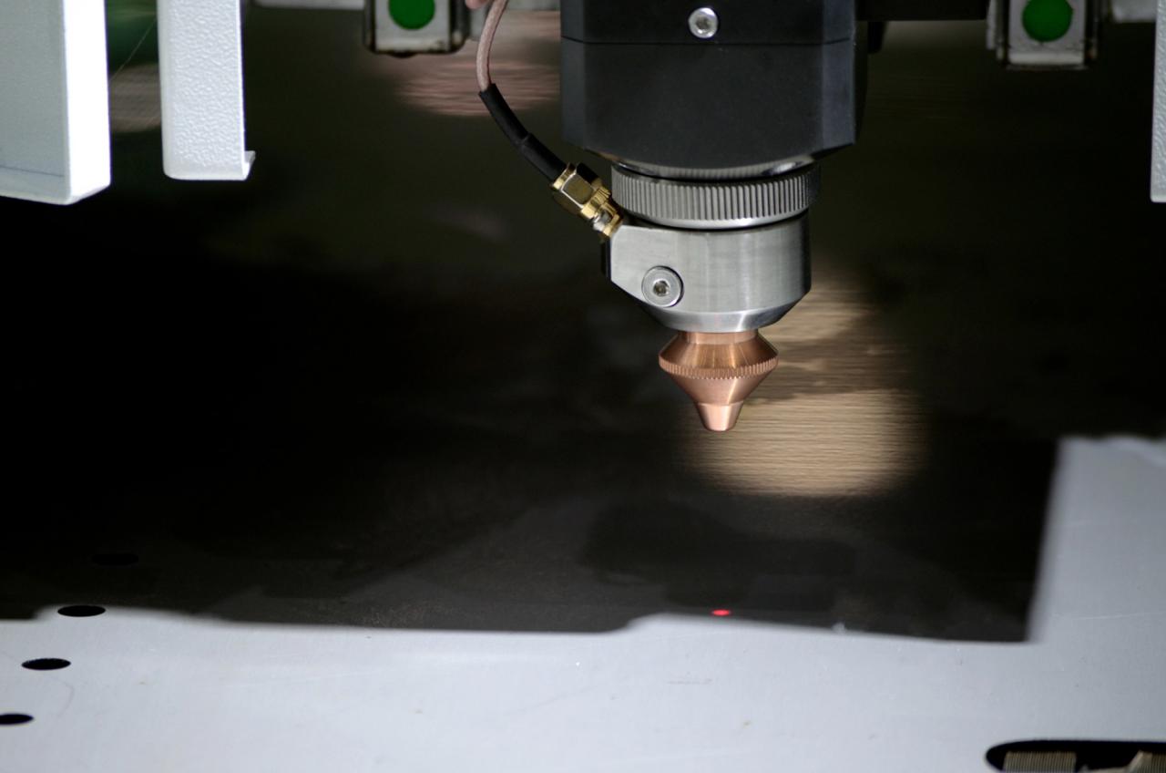 1500*3000mm 500w Racuys Or Ipg Fiber Laser Cutting Machine 1500*3000mm 500w Racuys 或 Ipg 光纖激光切割機