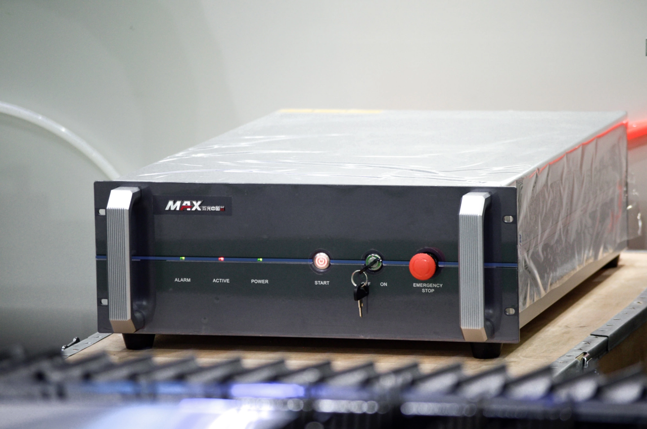 1500*3000mm 500w Racuys Or Ipg Fiber Laser Cutting Machine 1500*3000mm 500w Racuys 或 Ipg 光纖激光切割機