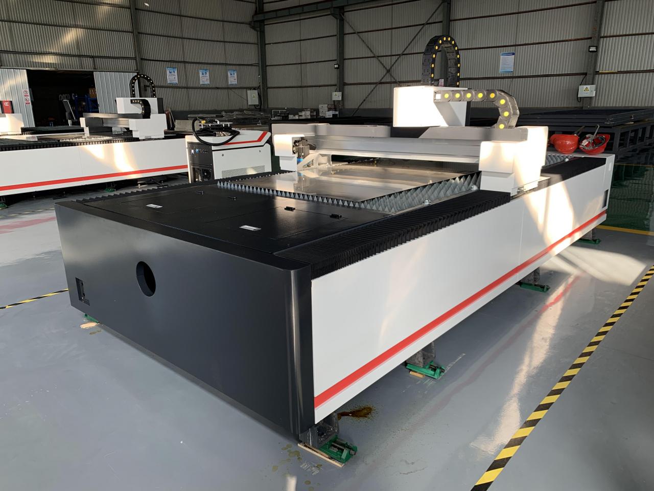1kw 1.5kw 2kw Fiber Laser Cutting Machine For Metal Sheet Cutting 3000x1500mm 1kw 1.5kw 2kw 光纖激光切割機用於金屬板切割 3000x1500mm