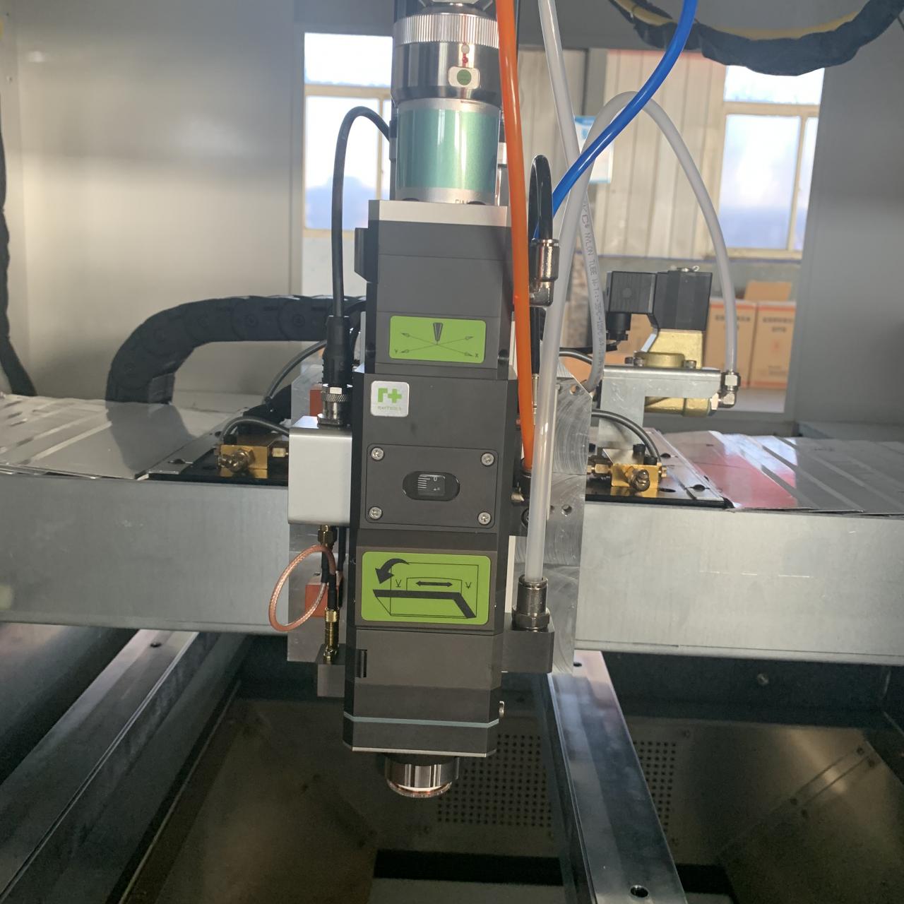 1kw 2kw Good Price Fiber Laser Cutting Machine For Sheet Metal 1kw 2kw 價格合理的鈑金光纖激光切割機