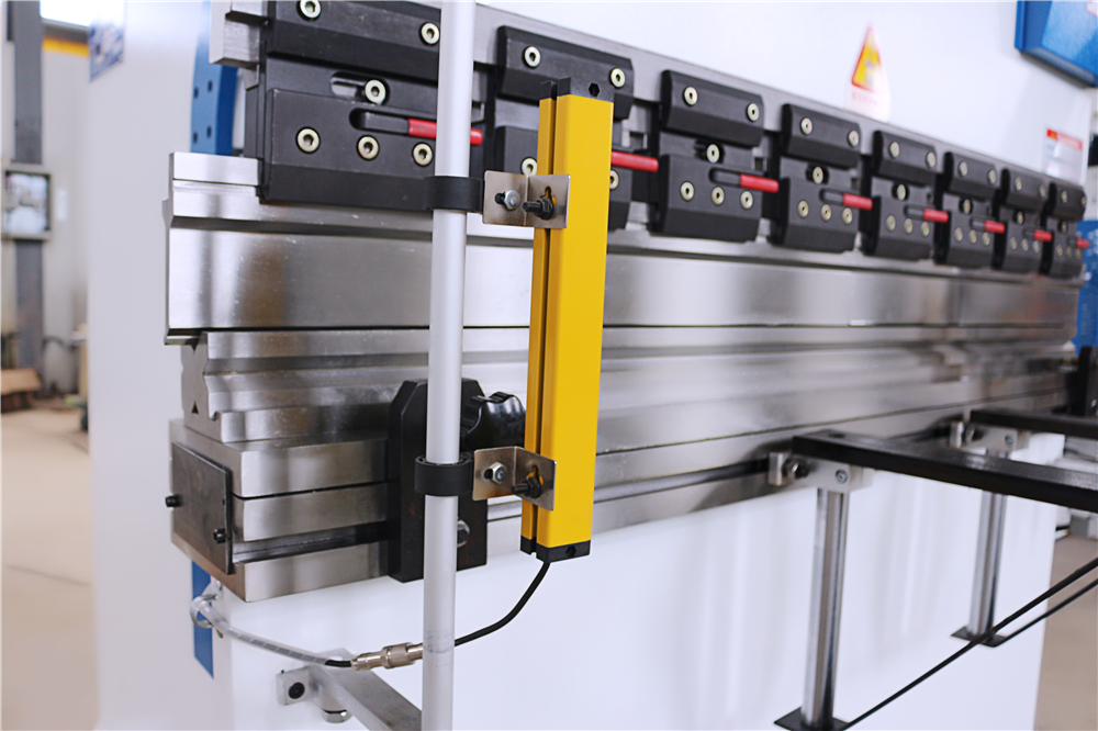 3+1 Axis Cnc Hydraulic Press Brake With Esa System 3+1軸數控液壓折彎機帶ESA系統