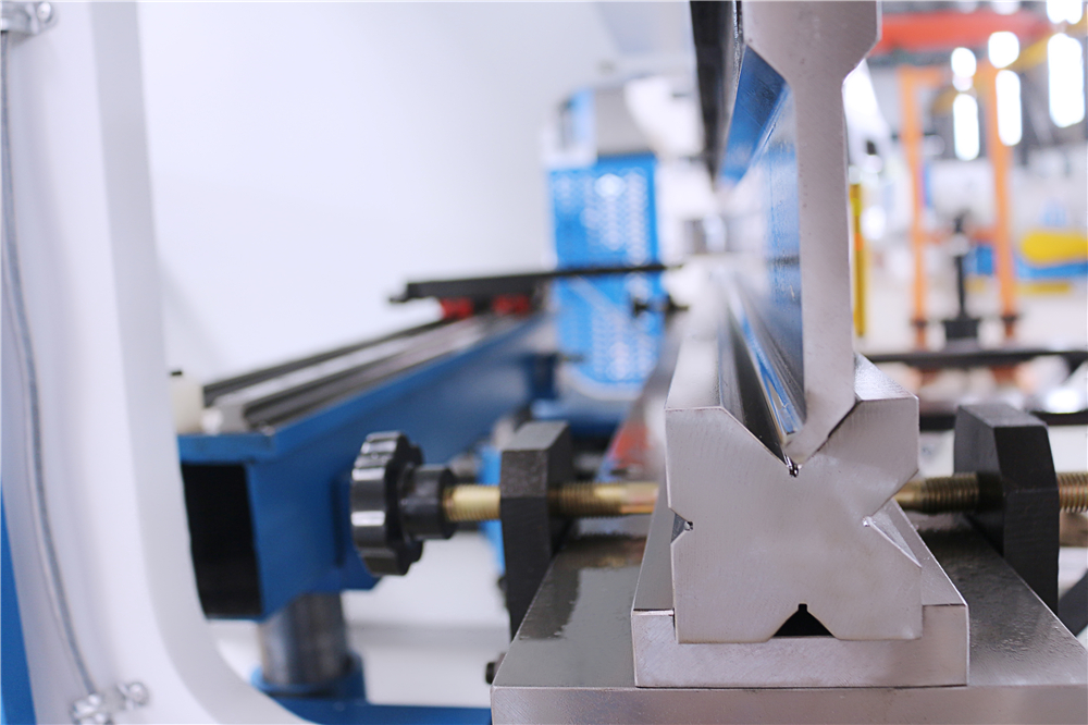 3+1 Axis Cnc Hydraulic Press Brake With Esa System 3+1軸數控液壓折彎機帶ESA系統