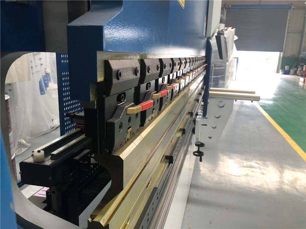 3+1 Axis Cnc Hydraulic Press Brake With Esa System 3+1軸數控液壓折彎機帶ESA系統