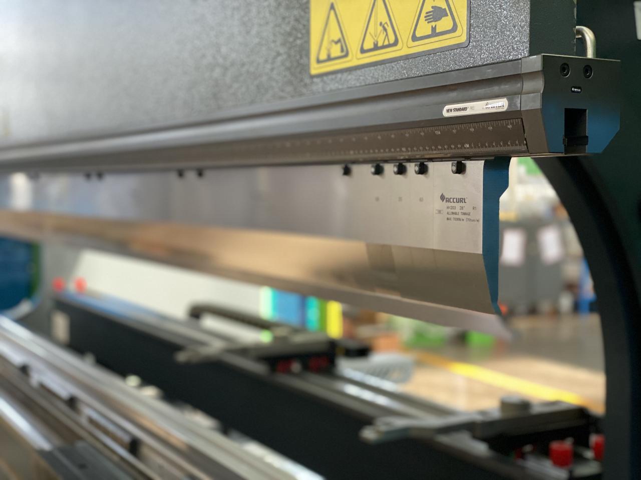 China 220t Cnc Bending Machine 6+1 Axis Hydraulic Press Brake Price 中國220噸數控折彎機6+1軸液壓折彎機價格