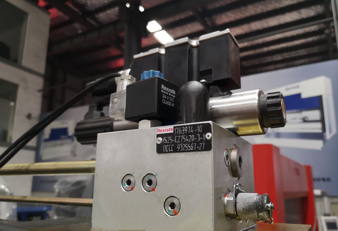 Delem Da66t 125 3+1 4+1 6+1 8+1 Cnc Hydraulic Press Brake For Metal Plate Bending Delem Da66t 125 3+1 4+1 6+1 8+1 數控液壓折彎機用於金屬板折彎