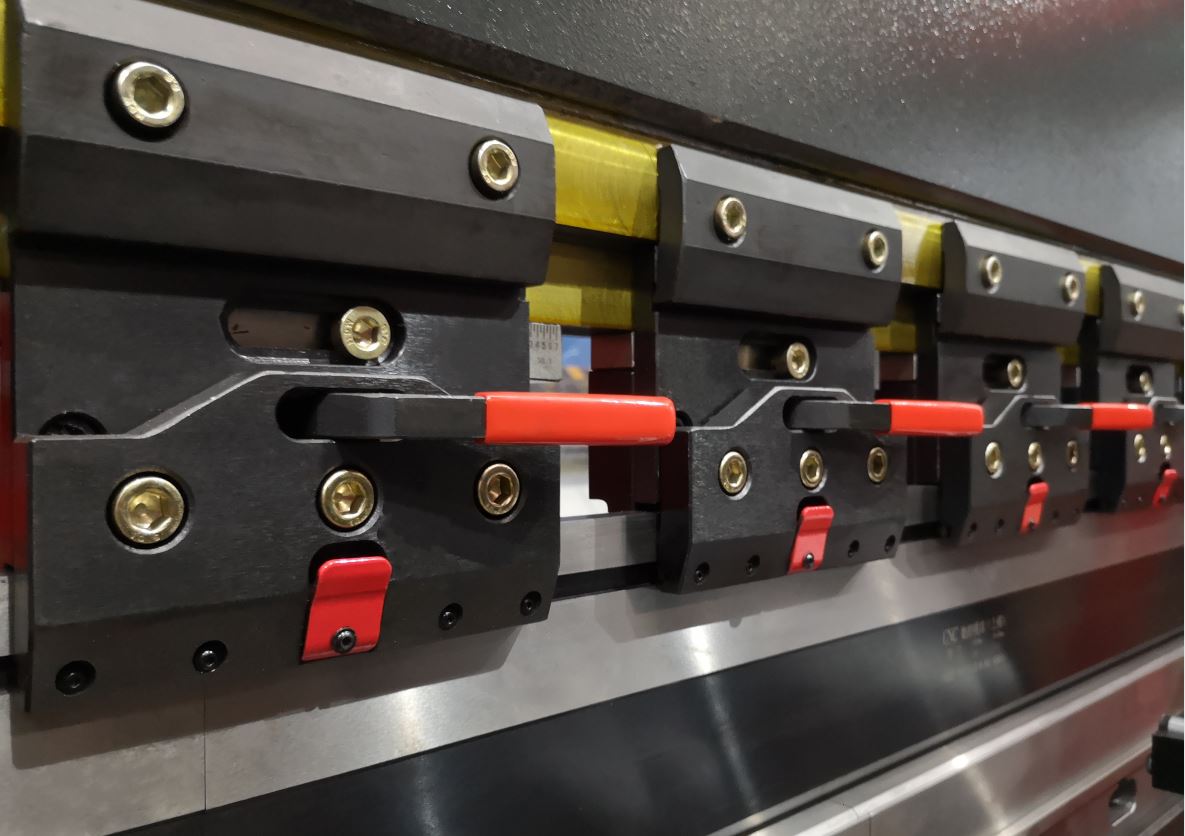 Delem Da66t 125 3+1 4+1 6+1 8+1 Cnc Hydraulic Press Brake For Metal Plate Bending Delem Da66t 125 3+1 4+1 6+1 8+1 數控液壓折彎機用於金屬板折彎