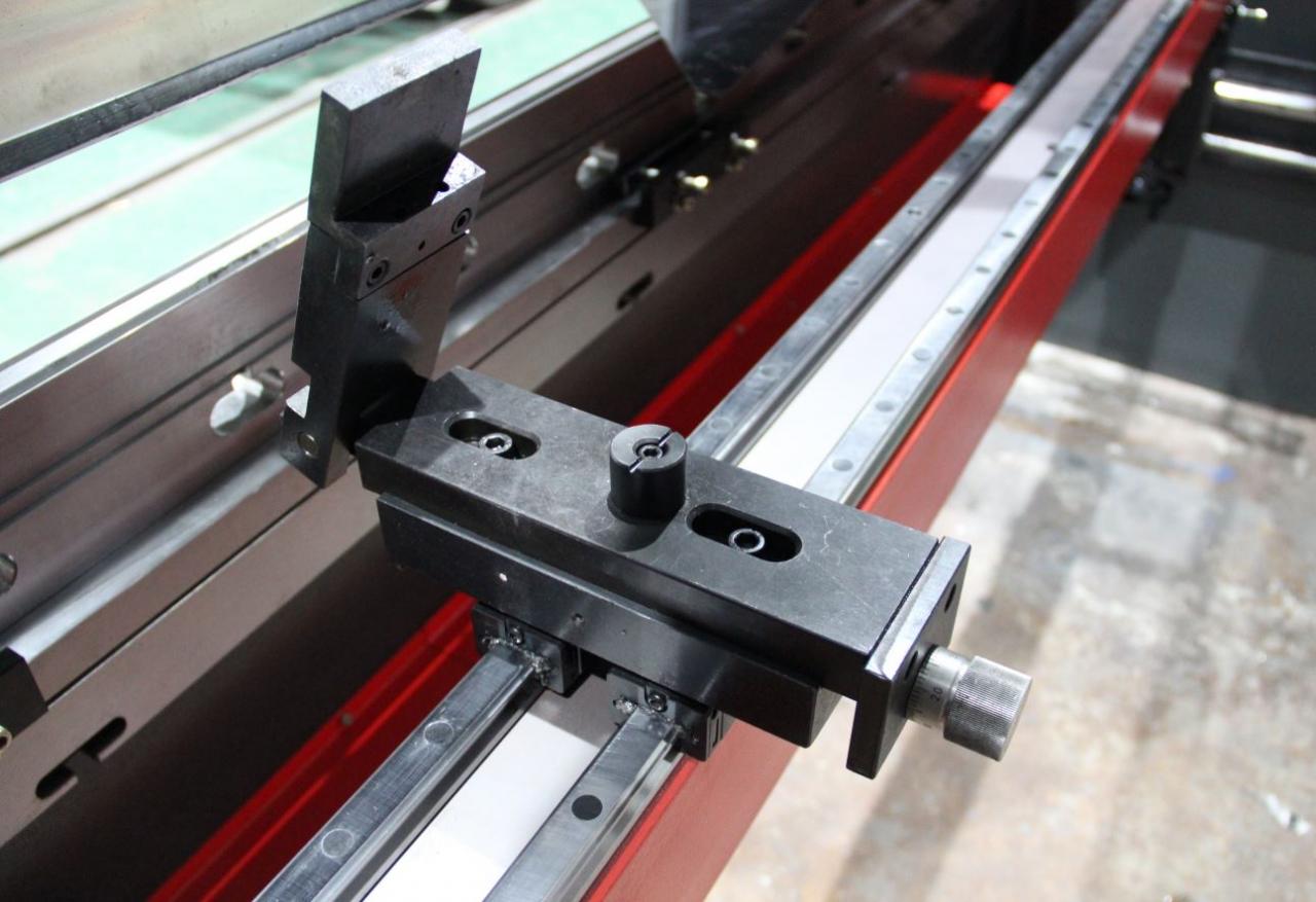 Delem Da66t 125 3+1 4+1 6+1 8+1 Cnc Hydraulic Press Brake For Metal Plate Bending Delem Da66t 125 3+1 4+1 6+1 8+1 數控液壓折彎機用於金屬板折彎