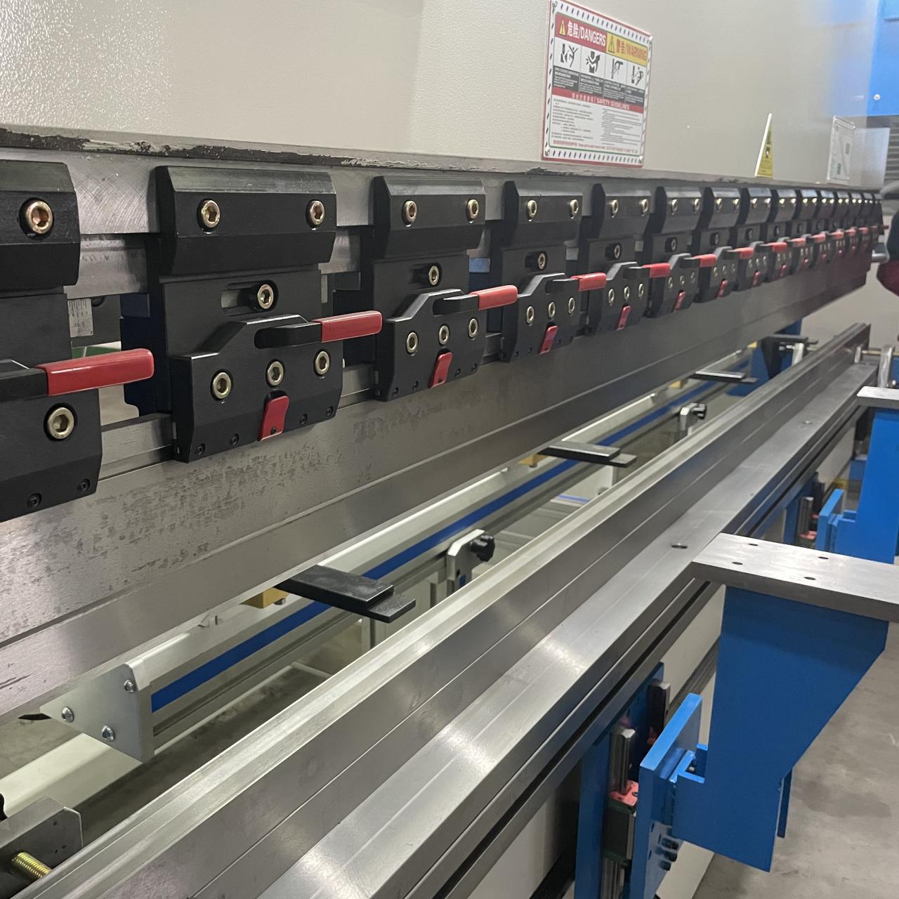 High Quality 3m Press Brake Machine Hydraulic 100 Ton For Sheet Metal Bending 用於鈑金彎曲的高品質 3m 折彎機液壓 100 噸