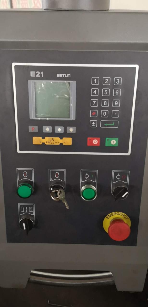 Qc12y 6x3200 Hydraulic Plate Sliding Table Saw Guillotine Shear Cutting Machine Qc12y 6x3200 液壓板推台鋸斷頭台剪板機